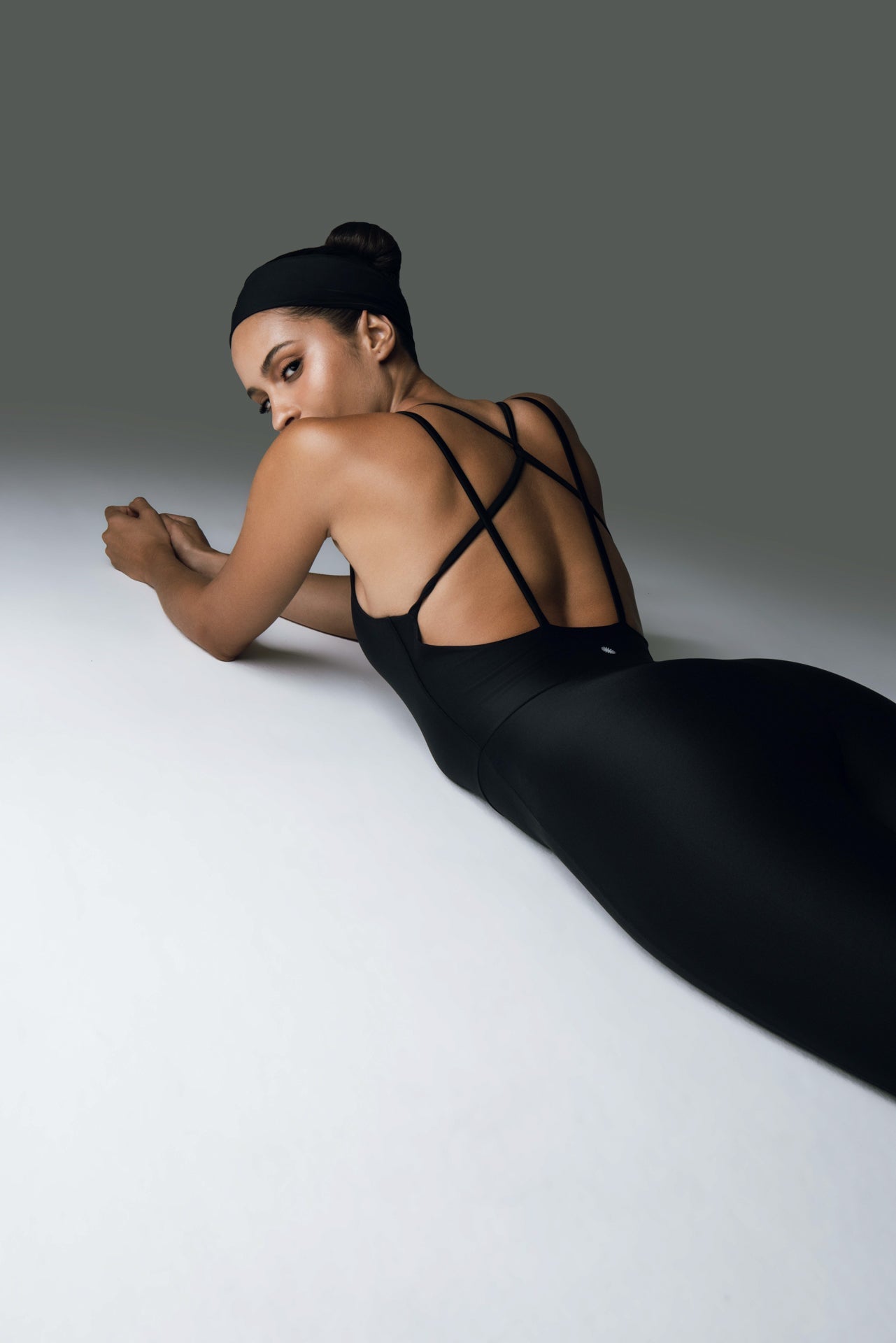 Editorial ROOS com uma modelo vestindo a coleção.
